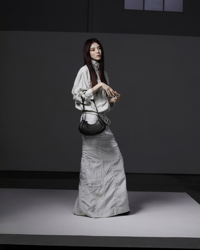 全球品牌代言人韓星韓韶禧演繹秋季系列Petra黑色微笑手袋、$499、Charles & Keith。