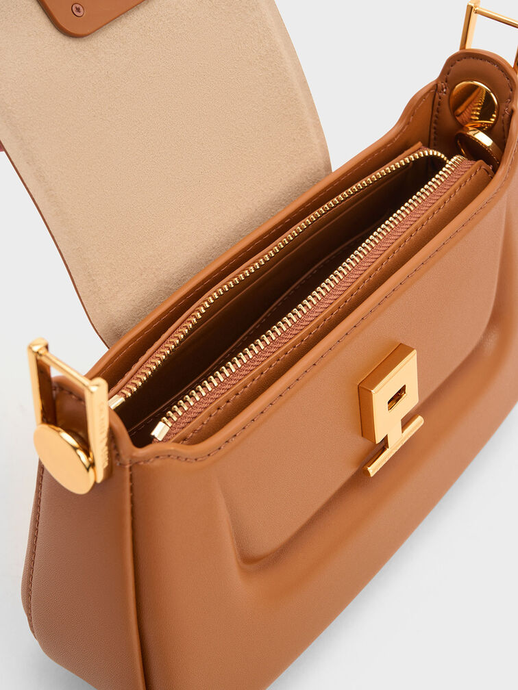 Koa方釩手袋、$669Charles & Keith，換上圓潤(rùn)立體外形設(shè)計(jì)另有白、紫、綠及黑色版本。