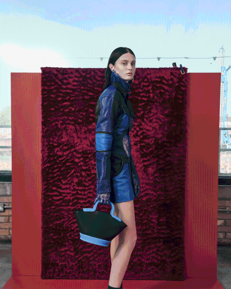 Fan扇形手提袋、$639、Charles & Keith。