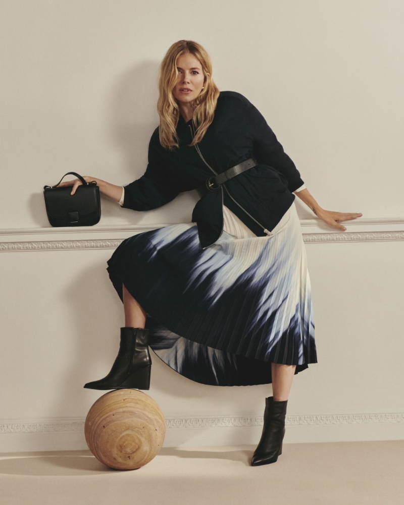 英國(guó)影星Sienna Miller型格演繹全新人造皮革斜揹手袋、$449、Marks & Spencer。