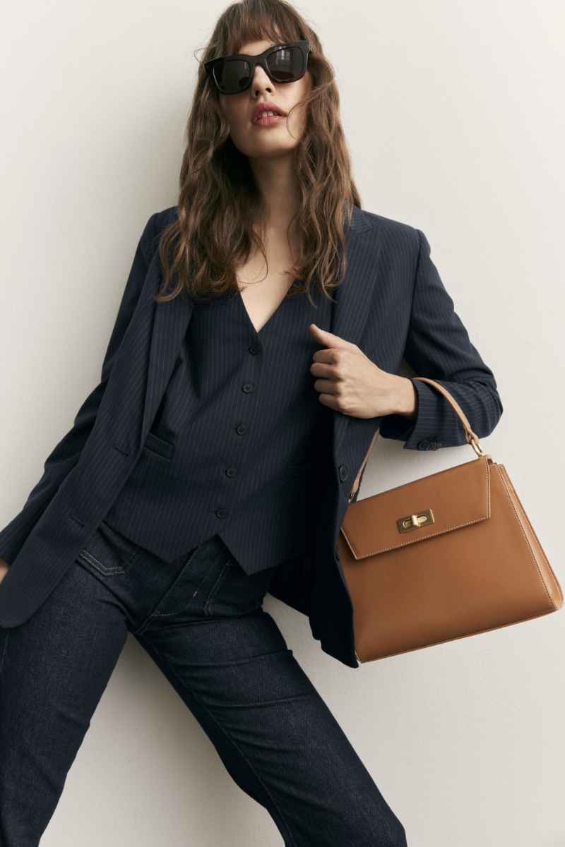 人造皮革頂部手柄手提袋、$499、Marks & Spencer，設(shè)計(jì)特色乃內(nèi)設(shè)襯里及內(nèi)側(cè)拉鏈口袋。