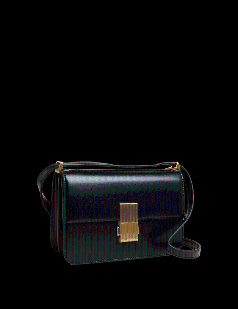 外形簡(jiǎn)潔的黑色斜揹袋、$449、Marks & Spencer，以金屬扣飾的點(diǎn)綴，添注優(yōu)雅亮點(diǎn)。