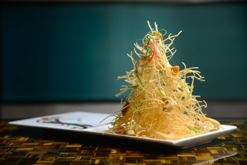 金絲脆腰果$110，金絲即炸脆的芋絲，淋上白醋混合蜜糖的醬汁，酸甜中和了油膩感。