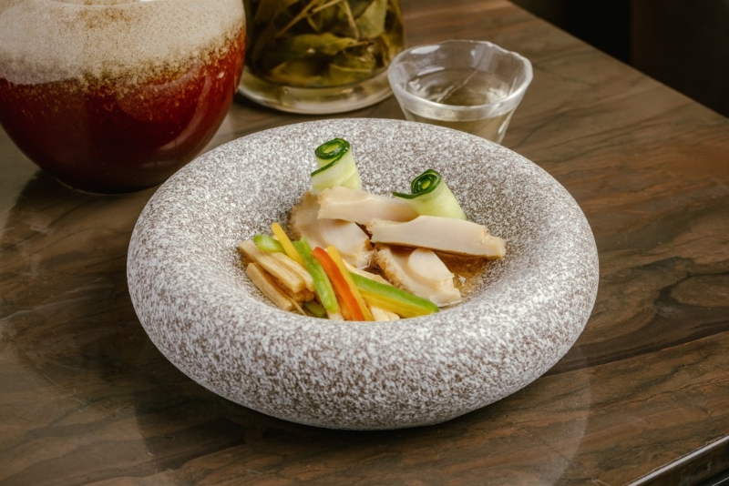 梅酒鮮鮑伴話梅淮山$288，新鮮鮑魚以燒酒、梅酒及淮山帶出爽甜口感，涼菜奉客，入口清涼爽甜。