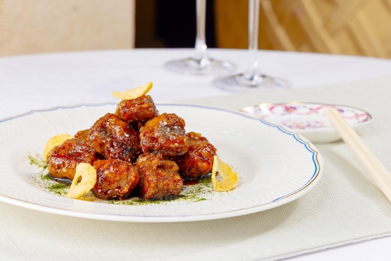 黑椒雪花牛肉$738，炸香渤海黑牛肉塊表面，加牛油、黑胡椒及蠔油快炒至焦糖色，未入口先傳來香氣。