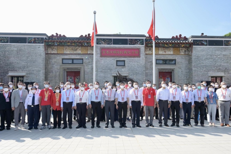 李家超率領政府官員出席香港沙頭角抗戰(zhàn)紀念館揭幕典禮。