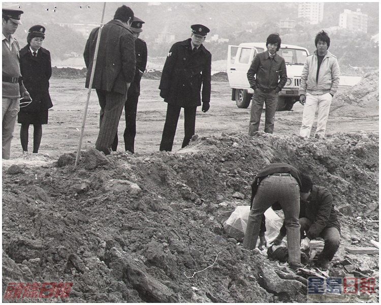 警方人員在馬鞍山填海檢視一截懷疑是碎尸案女死者陳鳳蘭之軀干“斷肢”。 資料圖片