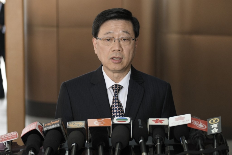 圖為李家超今日啟程前于香港機(jī)場見記者。