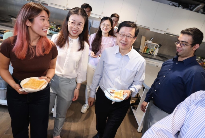 據(jù)悉當(dāng)局亦推出措施，吸引非港生畢業(yè)后留港工作。