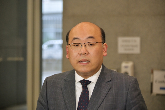 身兼教育大學(xué)協(xié)理副校長（大學(xué)拓展）的立法會選委會界別議員周文港，認同提升非香港生收生上限，更建議考慮提升至50%，分階段再放寬。