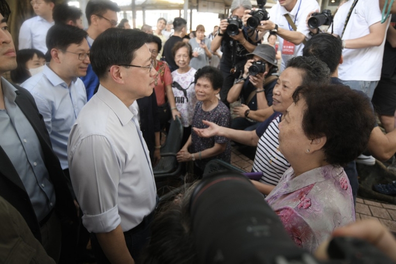 特首李家超早前探訪長(zhǎng)者中心。