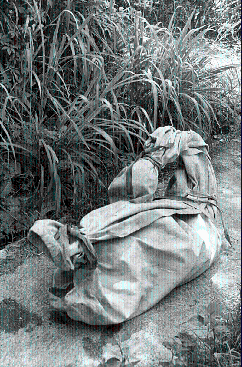 死者遺體包裹準(zhǔn)備移送殮房。 資料圖片