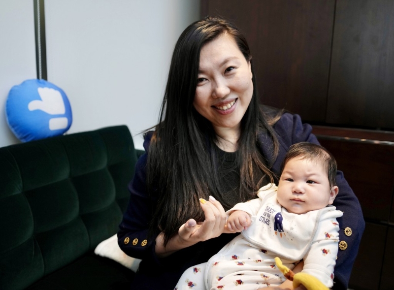 林琳帶同兒子“波波”接受訪問。