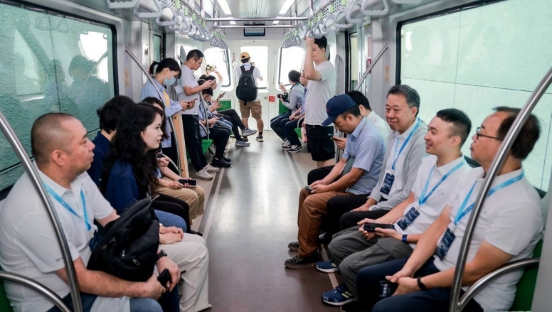 香港傳媒試乘全自動(dòng)駕駛的云巴。