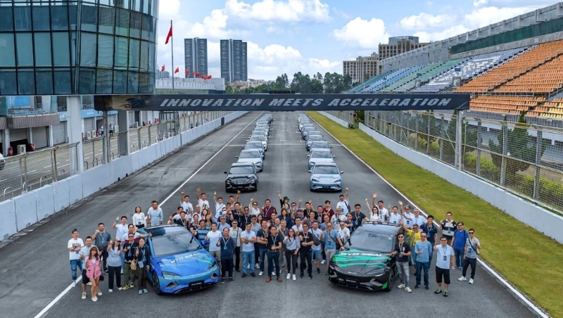 翌日傳媒乘車前赴珠海賽車場，賽道上停放近20輛比亞迪海豹電動(dòng)車供試駕。