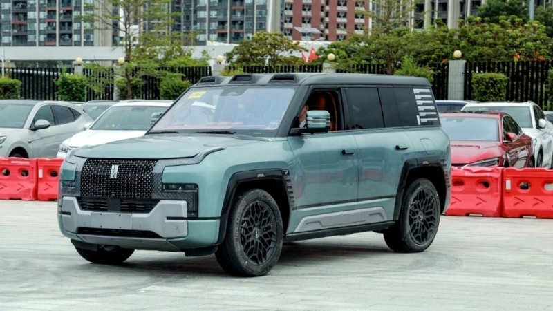 原地360度打轉(zhuǎn)的仰望U8。