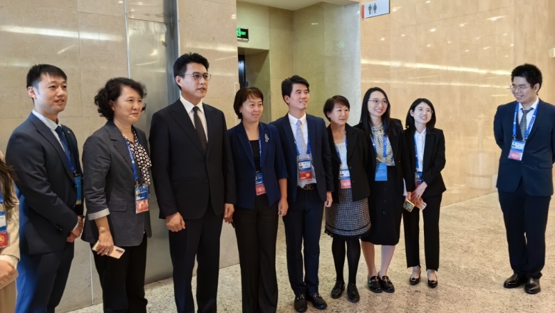 男星靳東（左三）和粉絲合影。