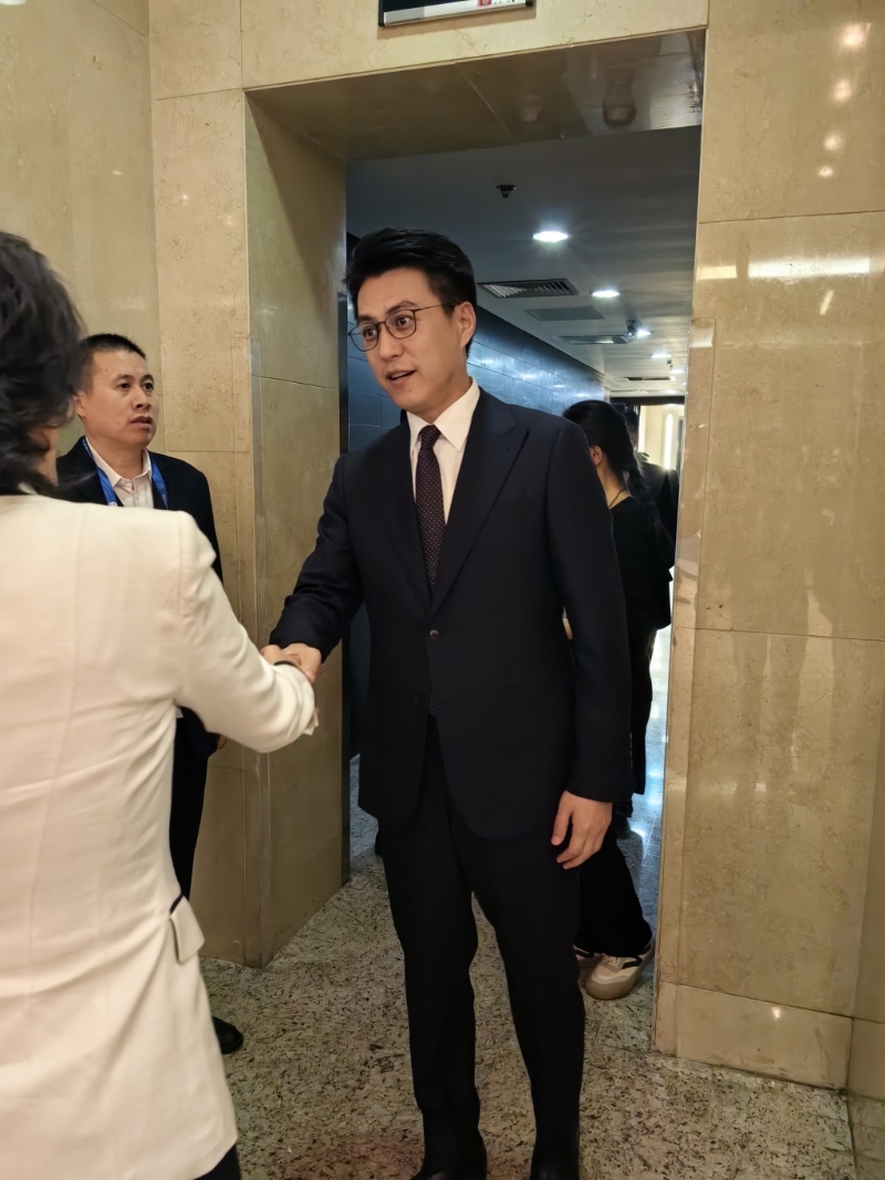 靳東去洗手間遇到了粉絲攔截。