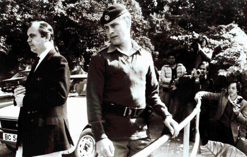 兇殺組總督察史德真向機(jī)動(dòng)部隊(duì)幫辦面授搜索的范圍及程序。