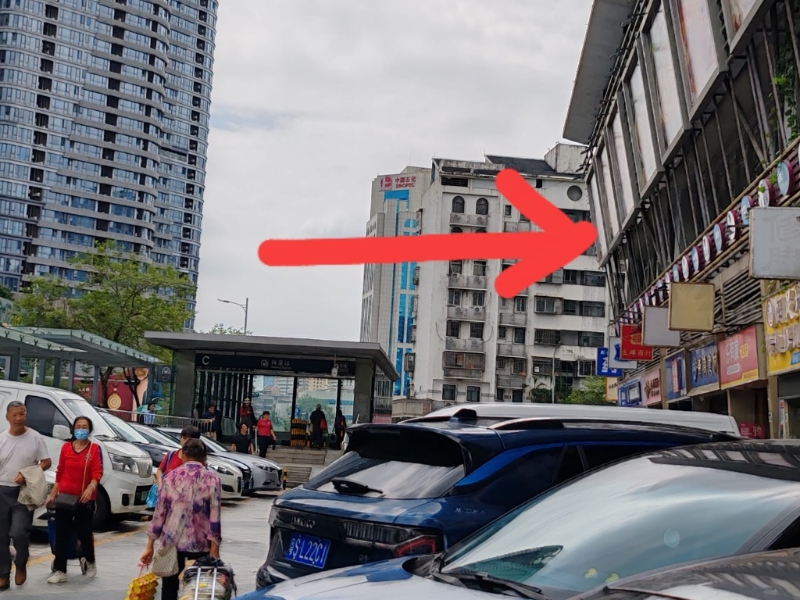 在蓮塘過(guò)關(guān)，從2號(hào)線到景田站，轉(zhuǎn)9號(hào)線坐一個(gè)站去梅景站，C出口便到達(dá)。