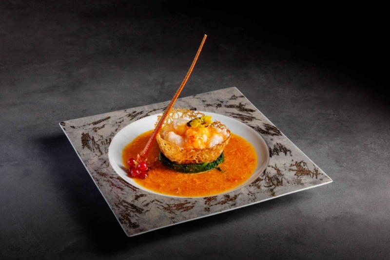 金盞蟹粉龍蝦球，炸脆的金盞內(nèi)有肉質(zhì)彈牙富嚼勁的龍蝦球，伴蟹粉吃，有雙重鮮美口感。