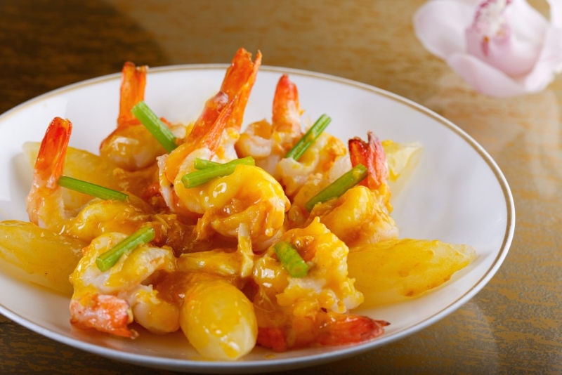白玉蟹粉燴鮮蝦，爽口的鮮蝦與軟腍的白玉蘿卜伴蟹粉燴煮，兩者吸收了蟹粉的味道，齒頰留香。