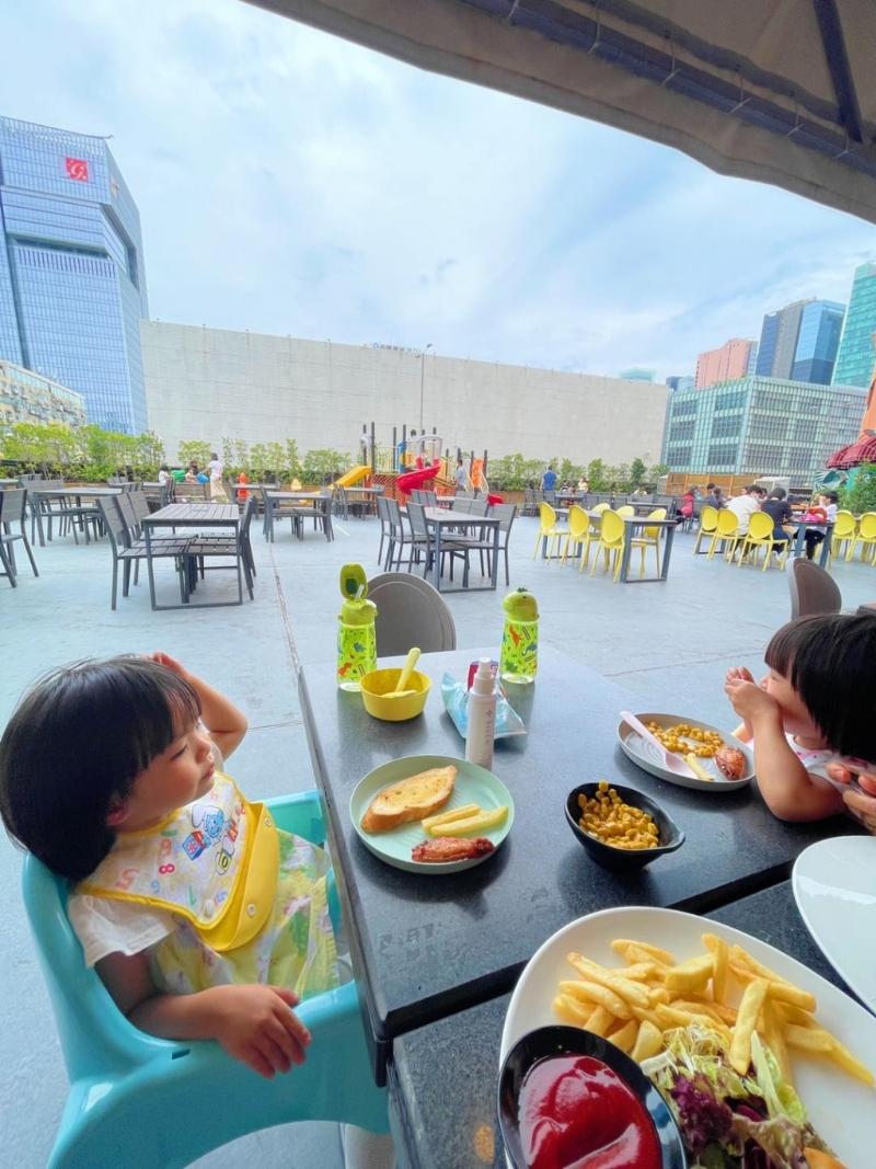 如遇天雨會有帳幕，無阻客人燒烤或享用美食。 （圖片來源：《親子王》）