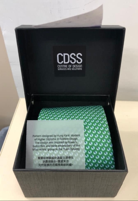 李家超表示會在宣讀當(dāng)日，與團隊一同穿戴由香港知專設(shè)計學(xué)院（HKDI）師生攜手設(shè)計制作的綠色領(lǐng)帶和領(lǐng)巾