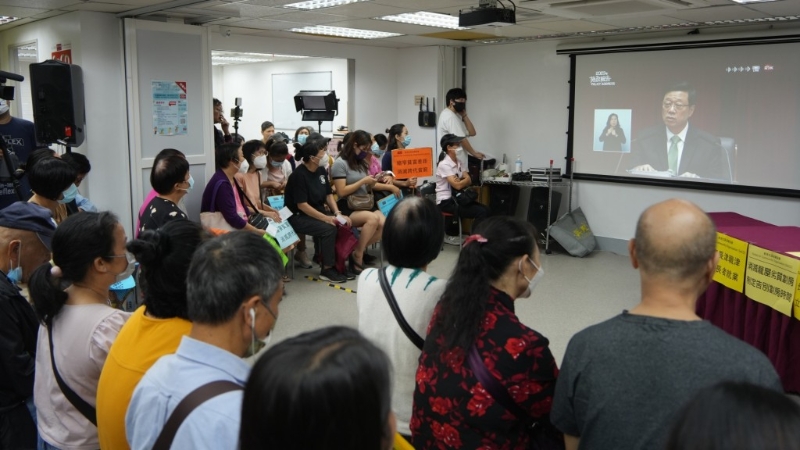 社區(qū)組織協(xié)會(huì)安排一眾基層市民觀看施政報(bào)告。