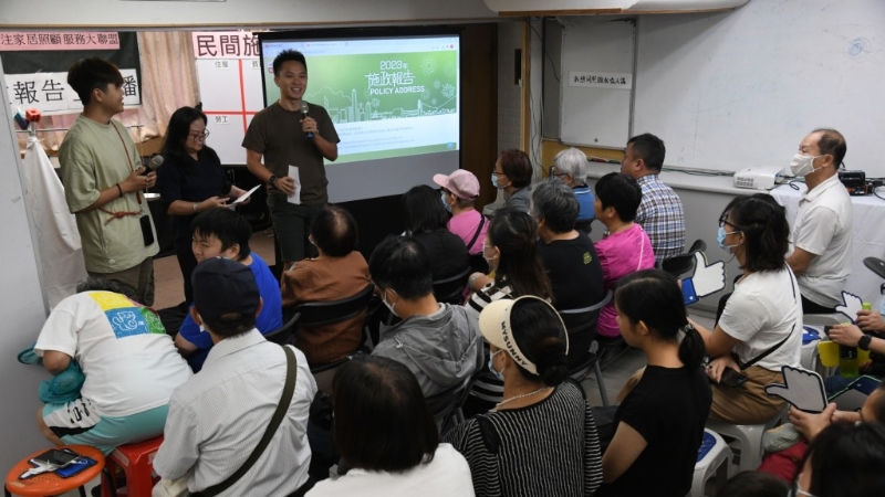 「基層愿景」與基層市民一同觀看《施政報(bào)告》。