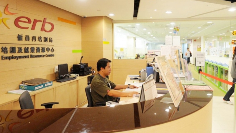 施政報告2023，雇員再培訓(xùn)津貼每月限額增至8千港元，為中高齡推再就業(yè)津貼試行計劃