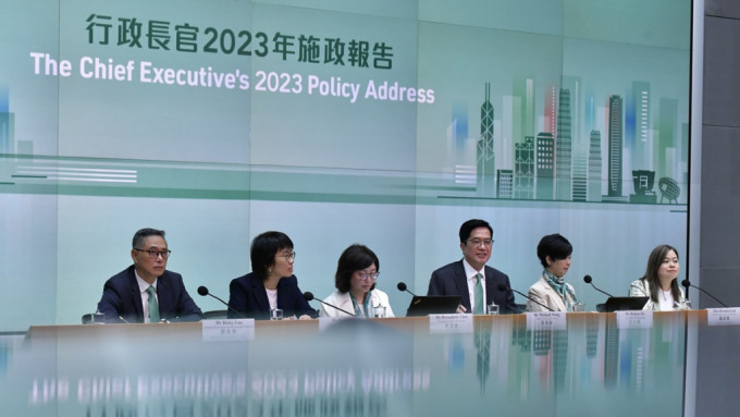 黃偉綸等政府官員出席施政報(bào)告政策記者會(huì) 黃偉綸等政府官員出席施政報(bào)告政策記者會(huì)