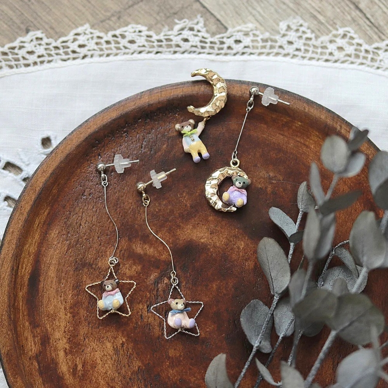 Ayatorie小熊和月亮耳環(huán)上$389irorio、小熊和星星耳環(huán)下$389iroiro。