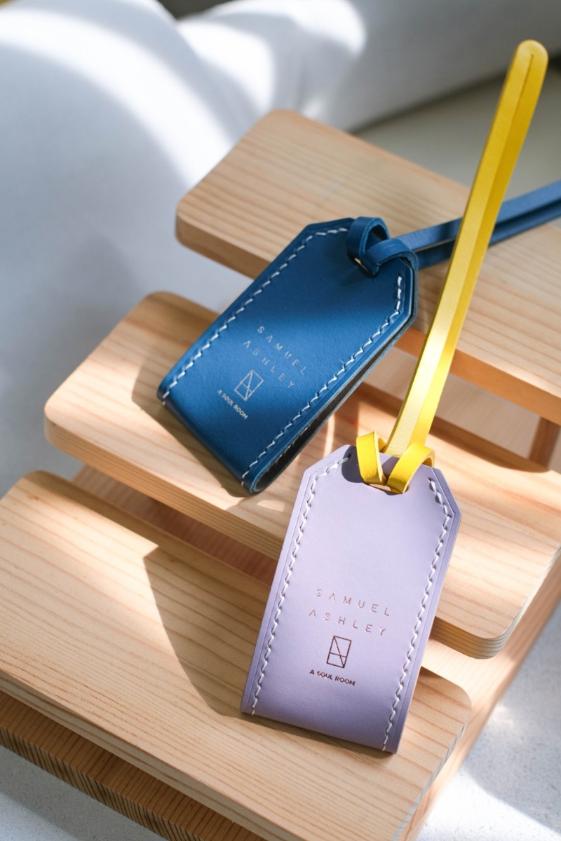 凡于Samuel Ashley分店或官網(wǎng)購物，可以慈善價$99換購Samuel Ashley x A-Soulroom聯(lián)乘行李吊牌1個，收益將全數(shù)撥捐予基督教家庭服務中心，支持殘疾人士職業(yè)復康服務。 （Samuel Ashley）