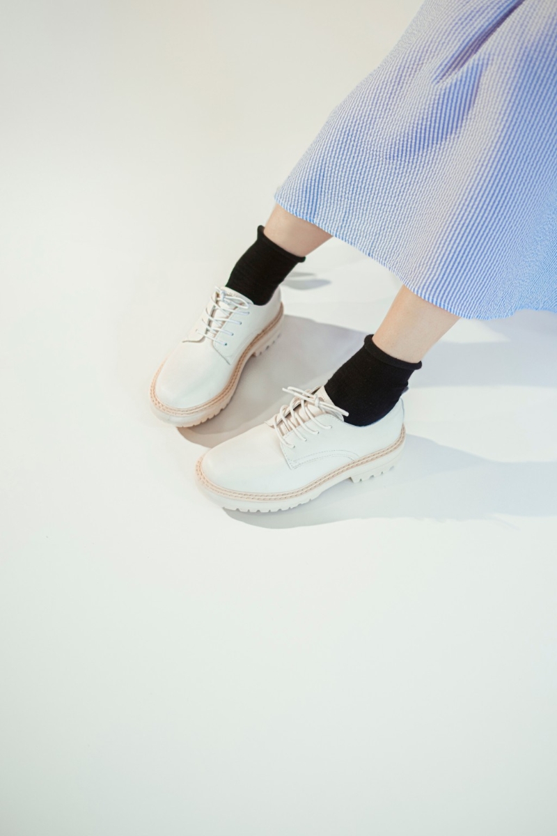 白色牛皮Karin牛津鞋，原價$690、10月31日或前優(yōu)惠價$552，The Korner。