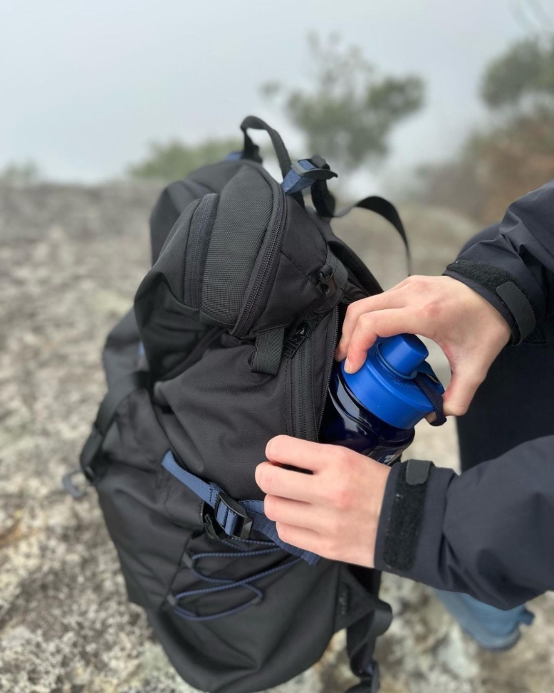 Dynamic大型號 Actualize系列背囊，采用NylonPlus? 再生海洋廢料尼龍制成，配搭Opti 防水拉鏈及用于外部儲存的彈性松緊系統(tǒng)。 （Doughnut）