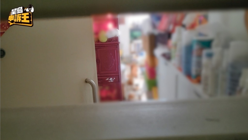 然而，攝制隊同時亦發(fā)現(xiàn)旁邊不少單位，都有安放神壇鎮(zhèn)宅。 有住戶直言“說不怕是假的！ 怎會不怕呢？”