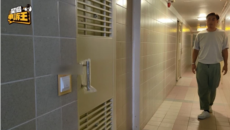 《星島申訴王》攝制隊前往海欣閣單位，發(fā)現(xiàn)大門已經(jīng)更換，手柄仍有膠袋套著。