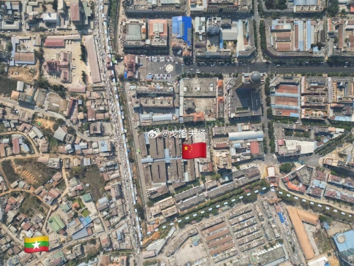 畹町鎮(zhèn)和緬甸北部隔一條馬路。