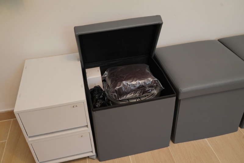 窩居通常最大問題是柜子不足，坐凳藏收納箱便可一物兩用。