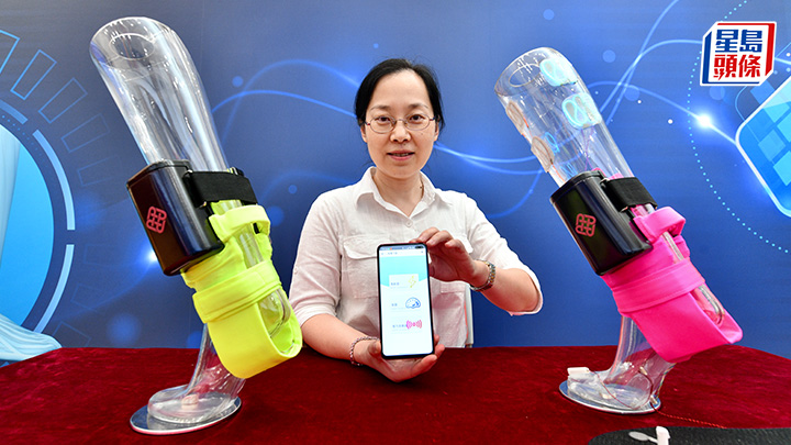 胡曉翎指“智云行健步儀”擬于明年商品化，團(tuán)隊(duì)正優(yōu)化設(shè)計(jì)，使設(shè)備更穩(wěn)定、小巧及通過(guò)安全認(rèn)證。 盧江球攝