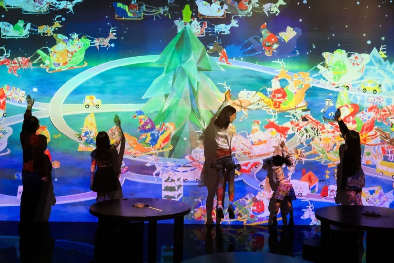 “Sketch Christmas”入場者在紙上繪畫圣誕老人及圣誕鹿車，閣下親手繪畫的作品便會投影在巨型熒幕之上，觸碰熒幕更可與它們互動。