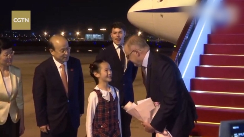 小女孩向阿爾巴尼斯獻(xiàn)上花束。 CGTN