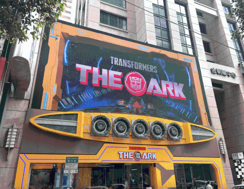 全球首間變形金剛主題餐廳位于銅鑼灣羅素街。