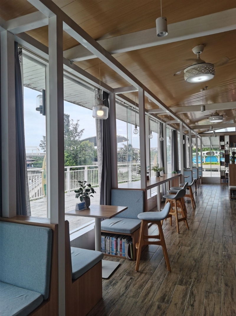館內(nèi)設(shè)有大面玻璃窗，游客可以看著窗外海景，一邊閱讀。
