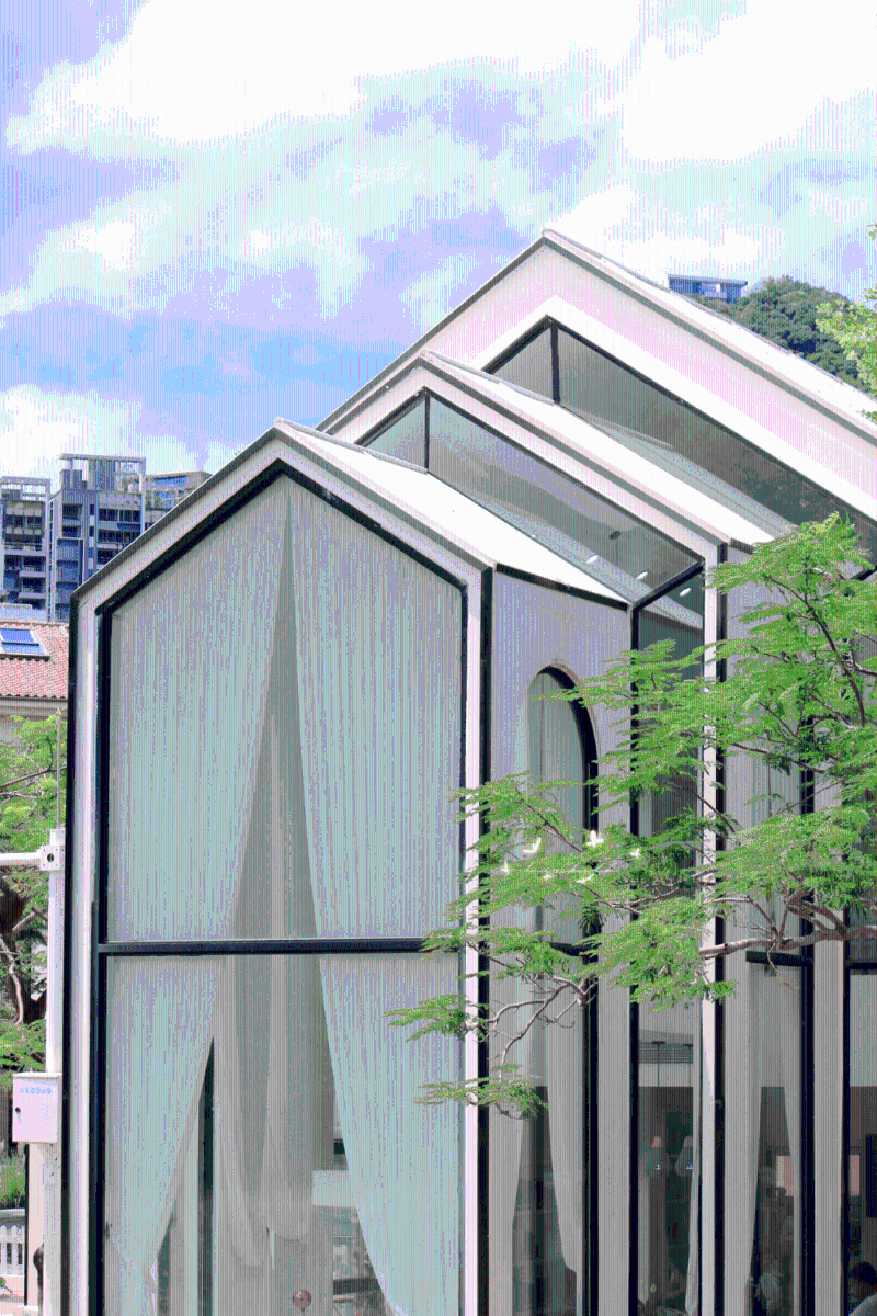 兩層高的獨(dú)幢圖書(shū)館，就似置身在歐洲小旅行一樣。