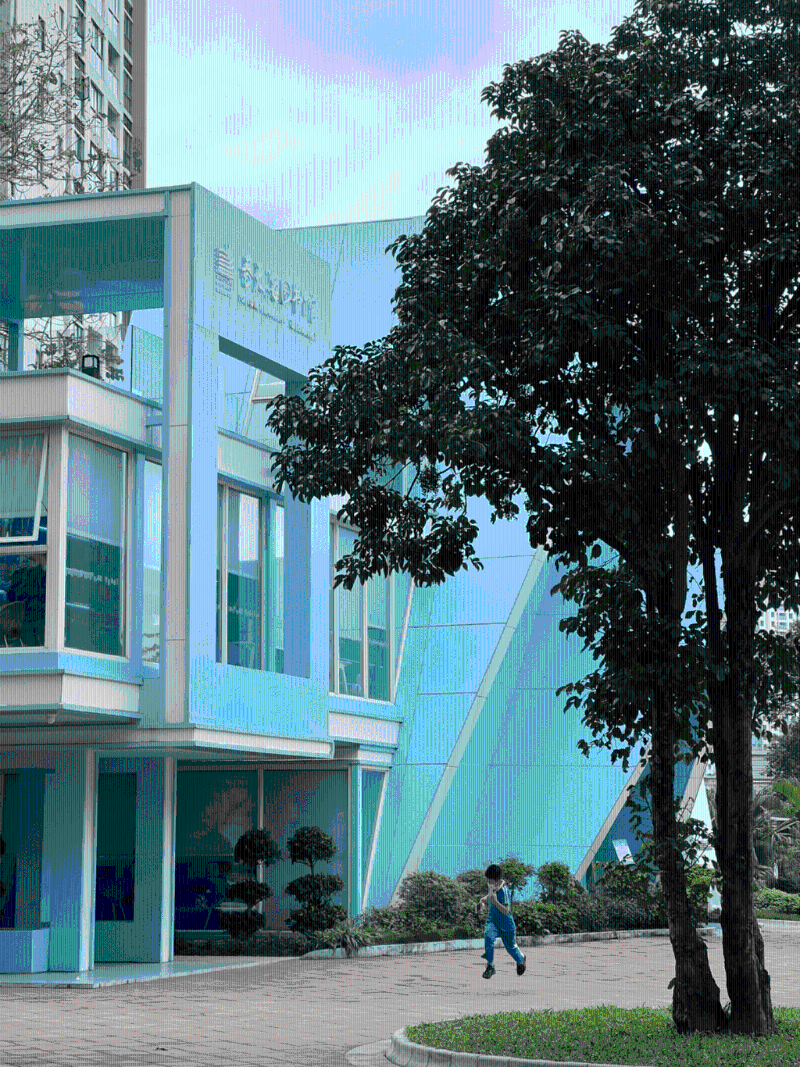 獨(dú)特的圖書(shū)館建筑設(shè)計(jì)，吸引不少人前去影相。