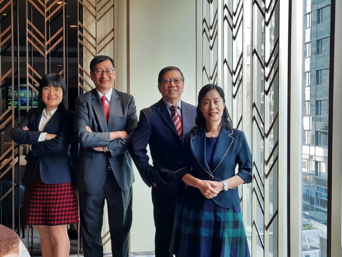 教大將在未來兩個(gè)學(xué)年陸續(xù)改革課程，校長李子建（左2）期望有助裝備學(xué)生應(yīng)對(duì)未來、與時(shí)并進(jìn)。 旁為顧敏康（右2）及鄭美紅（右1）。