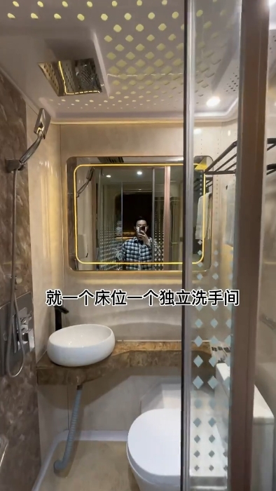 每個(gè)太空艙都擁有獨(dú)立的床位和洗手間