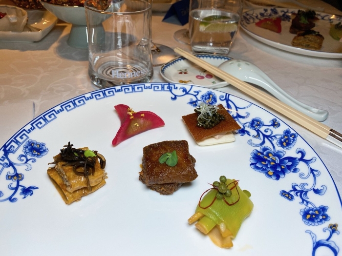 前菜五重奏：鵝肝魚子醬脆皮乳豬 件、胭脂醉蟹凍、潤澤素鵝、青城山 辣椒熗拌螺頭、脆皮松阪肉。